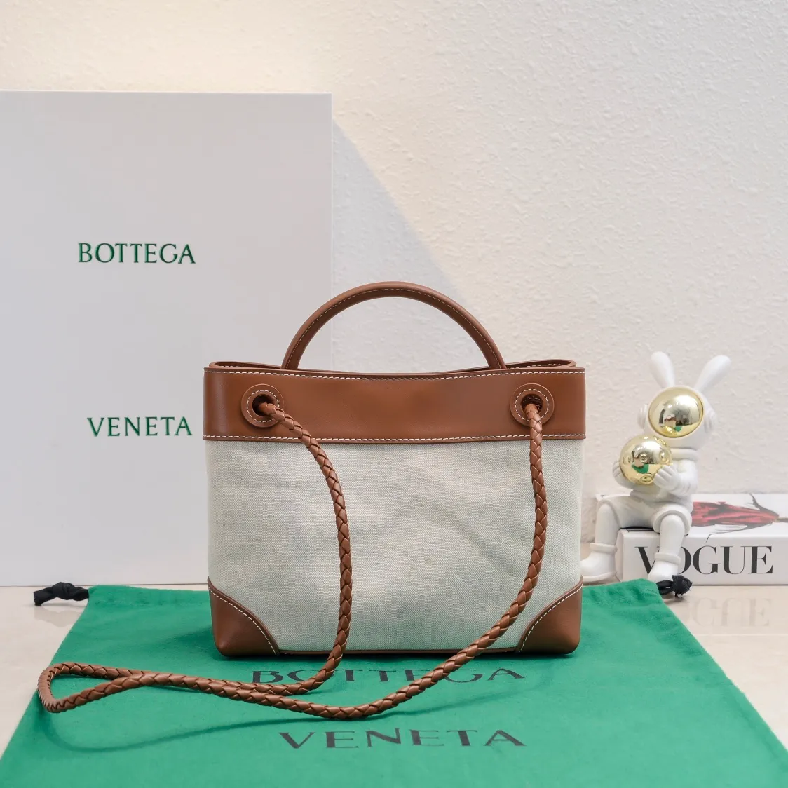 Batch 1480 The figure-shaped buckle (bow tie) has become a popular item of Bottega Veneta with its unique elegance. The newly launched leather & canvas are really tailor-made for spring and summer. The linen fabric has its own laziness, chestnut-like leather, and a retro feel. The figure-shaped buckle has been changed to a full leather figure buckle, with a unique charm. Style number: 1594 Size: 25*22*10.5cm